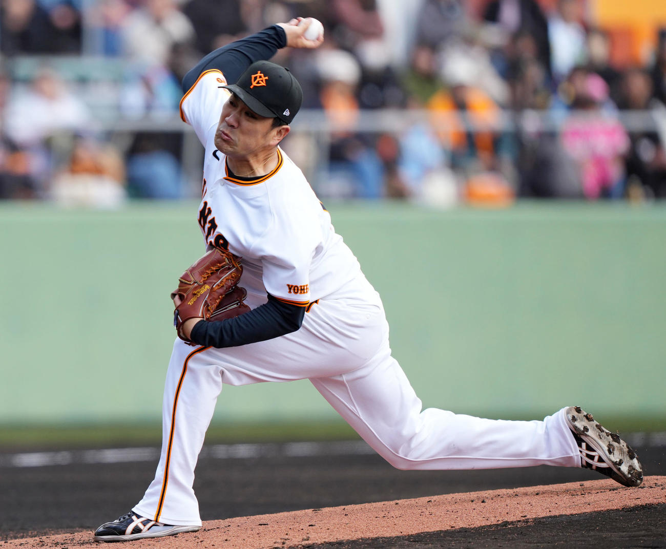 巨人対ロッテ　力投する巨人先発の田中将（撮影・横山健太）