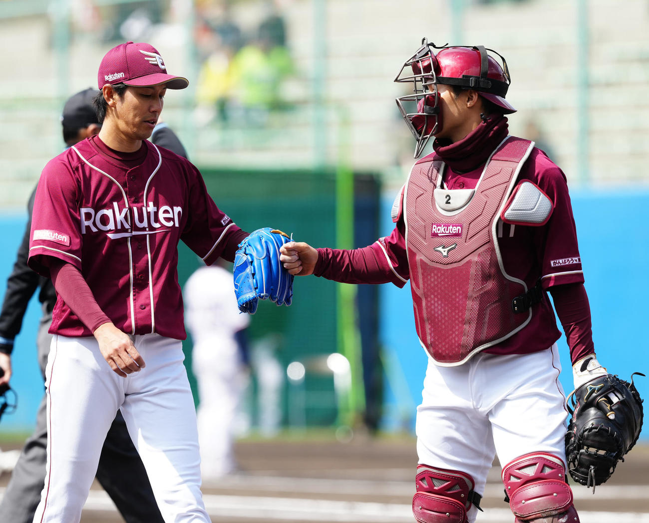 ヤクルト対楽天　1回裏終了後、ベンチに引き揚げる楽天先発岸（左）と捕手太田（撮影・江口和貴）