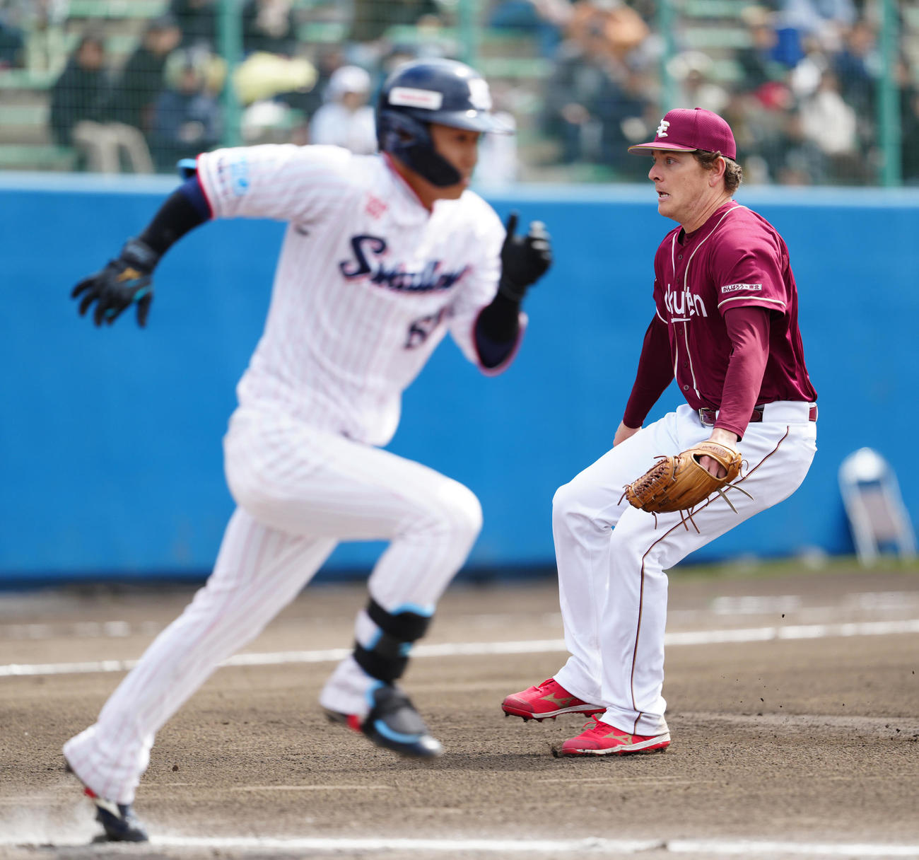 ヤクルト対楽天　3回裏ヤクルト無死、武岡（左）を捕ゴロに仕留めるハワード（撮影・江口和貴）