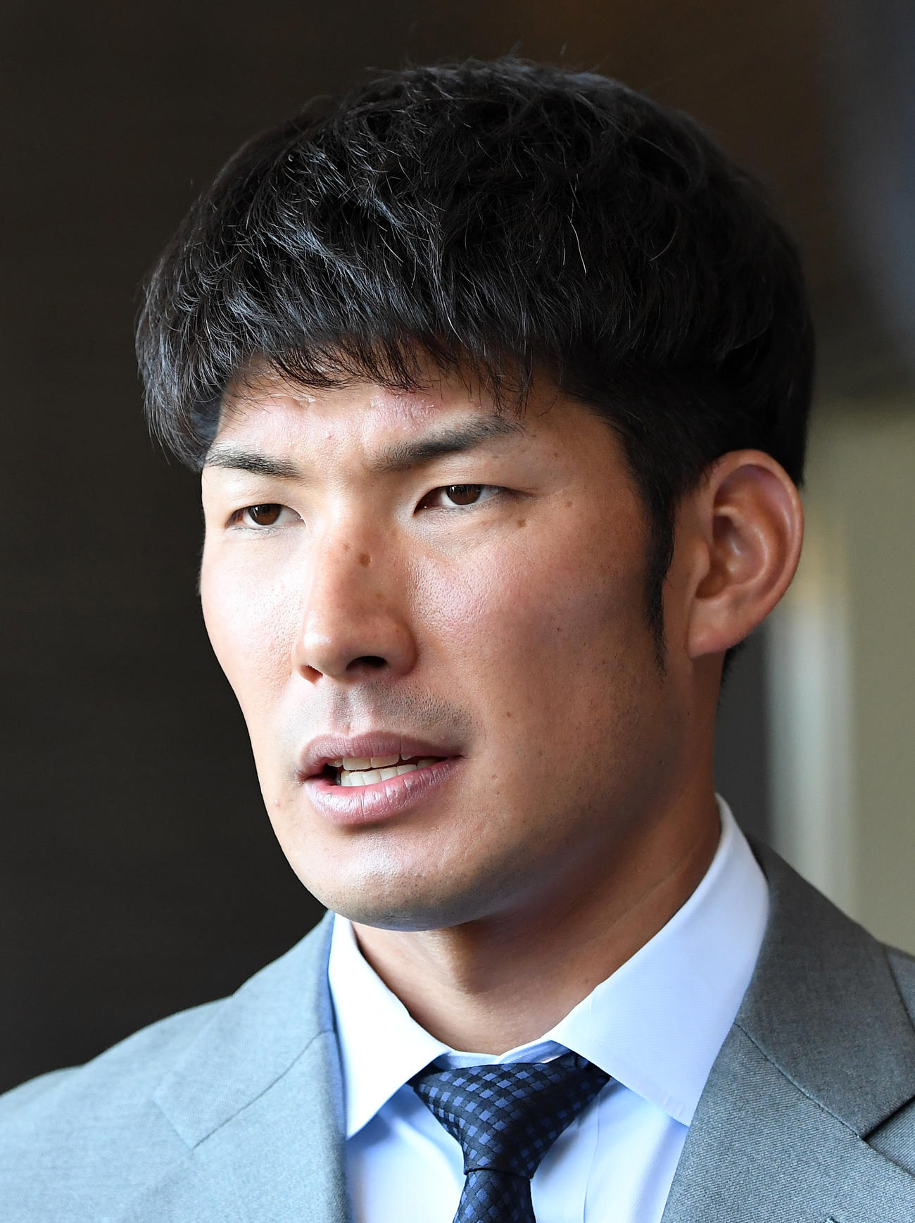 2016年11月3日、巨人から日本ハムへのトレードが決まった大田は囲み取材で抱負を口にする（撮影・山崎安昭）