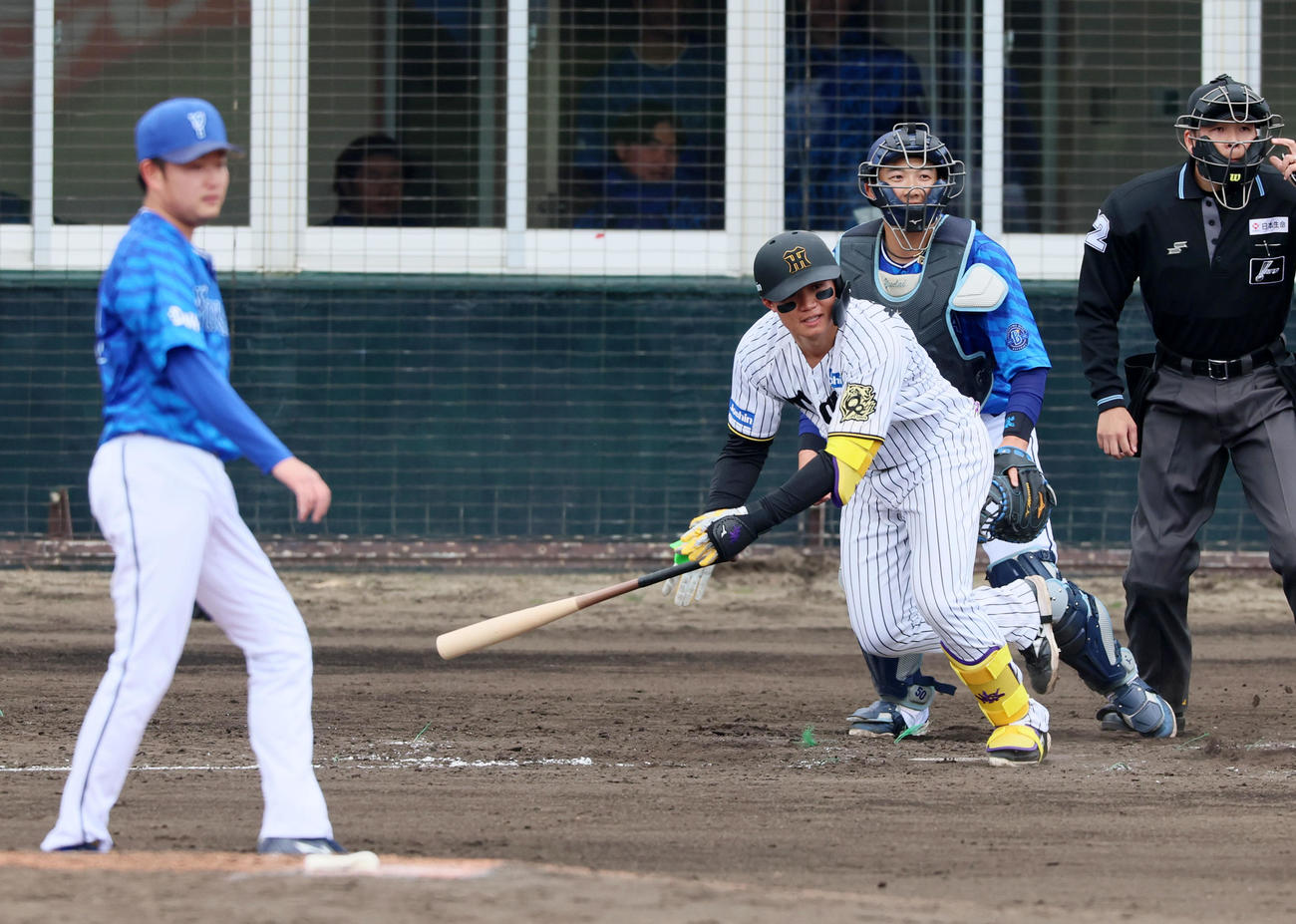 阪神対DeNA 4回裏阪神1死、森下は左前打を放つ。投手石田裕（撮影・加藤哉）