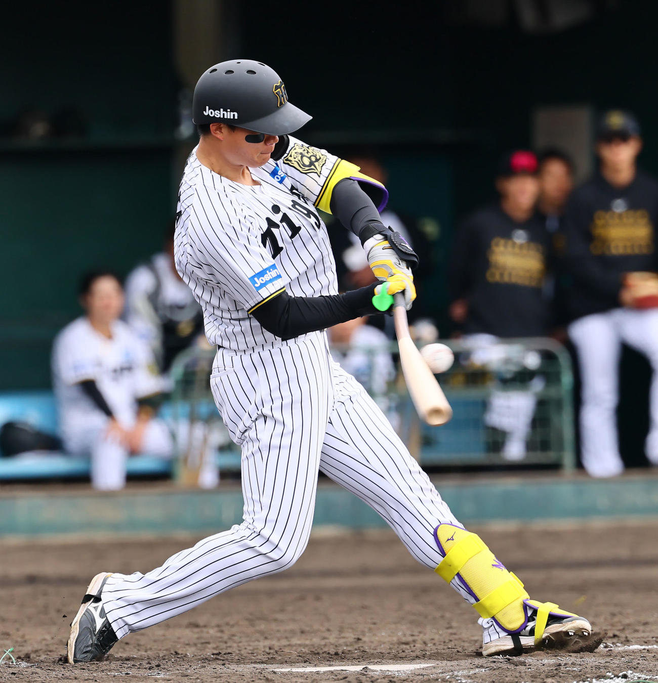 練習試合阪神対DeNA 4回裏阪神1死、森下は左前打を放つ（撮影・藤尾明華）