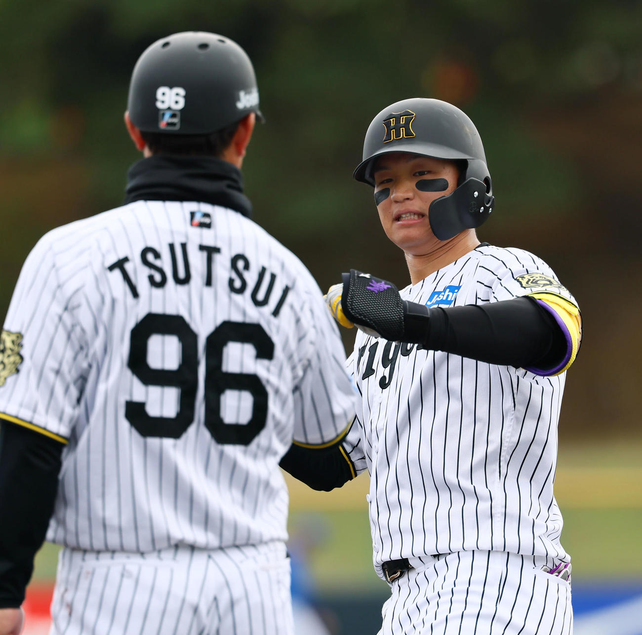 練習試合阪神対DeNA 4回裏阪神1死、左前打を放ちタッチを交わす森下（撮影・藤尾明華）