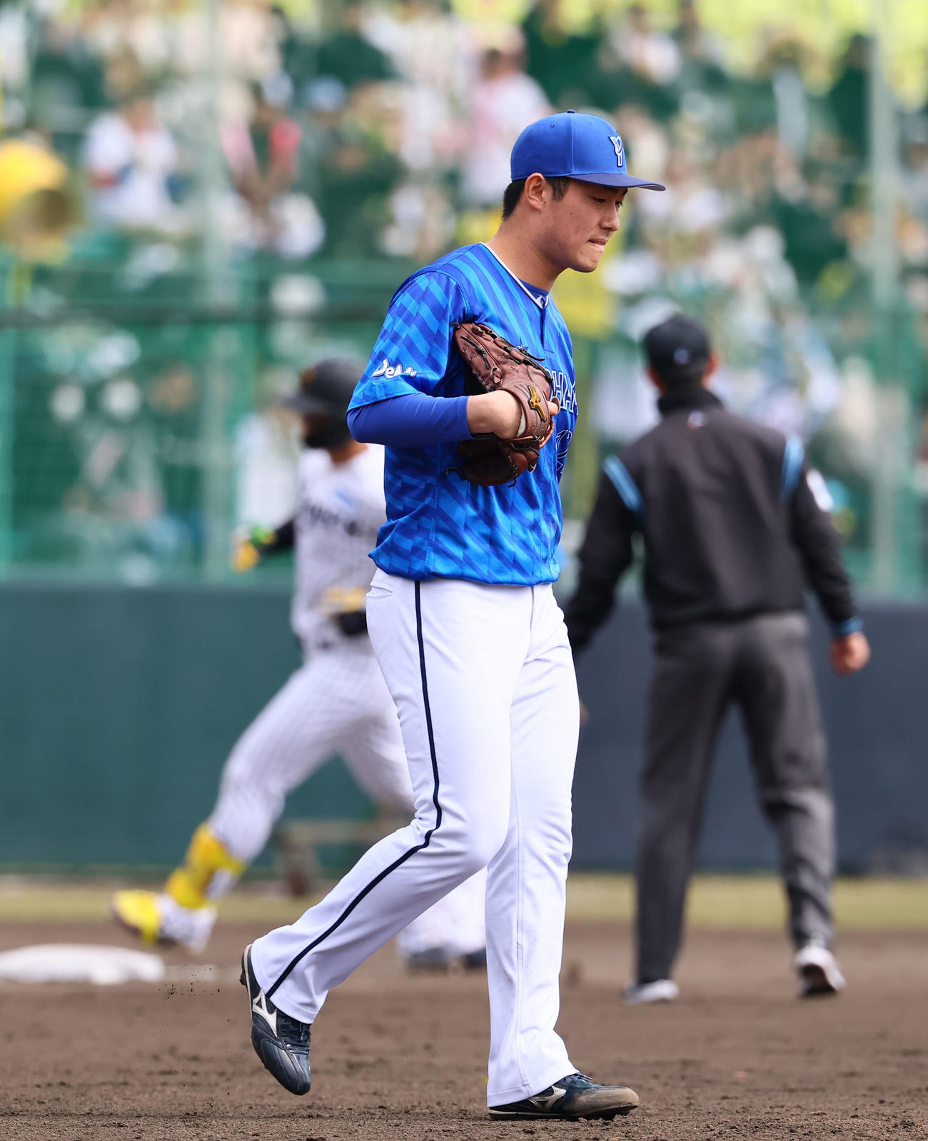 練習試合阪神対DeNA 6回裏阪神無死一塁、森下に2点本塁打を浴びた庄司（撮影・藤尾明華）