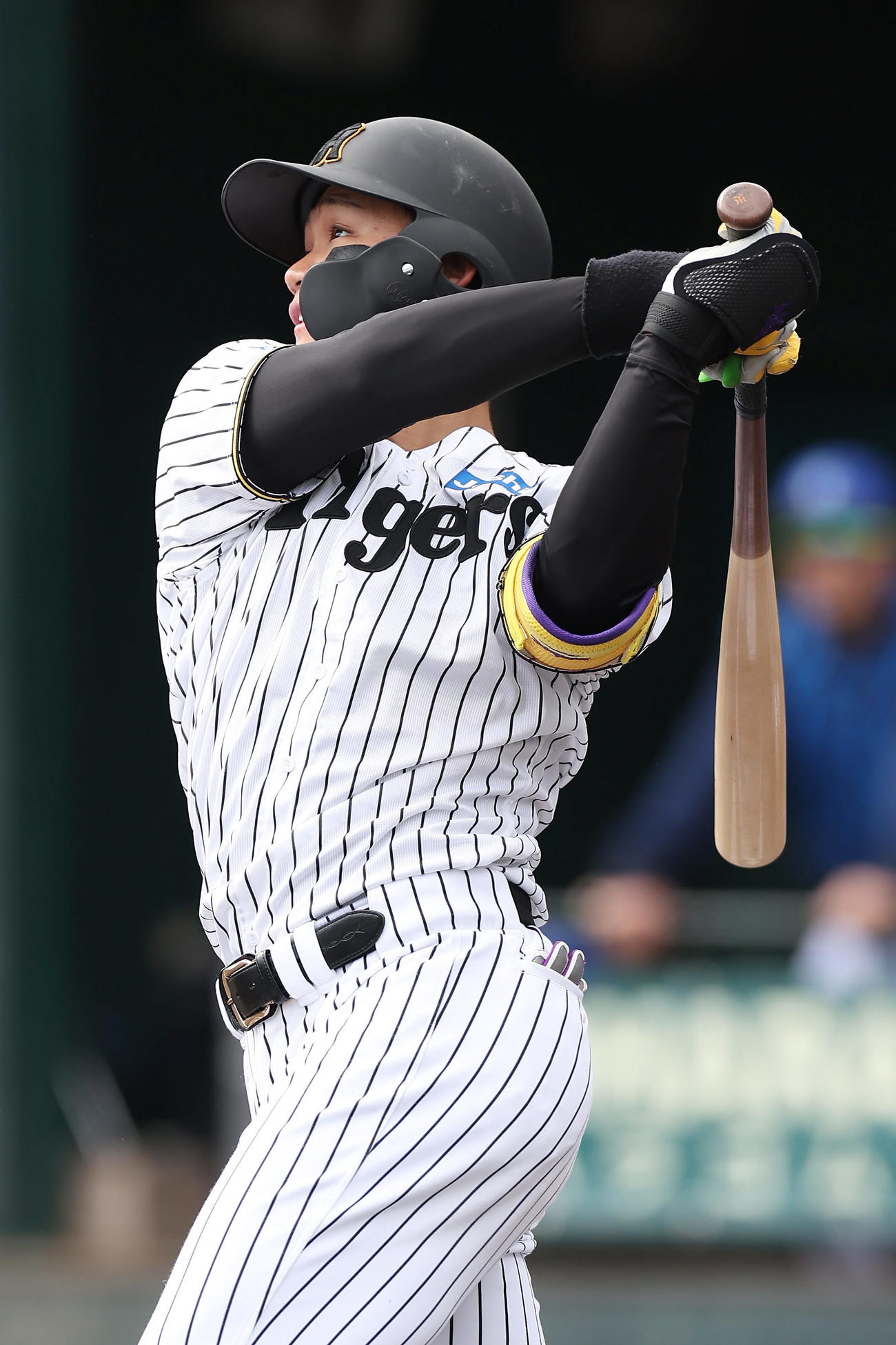 阪神対DeNA 6回裏阪神無死一塁、左中間へ2点本塁打を放つ森下（撮影・前田充）