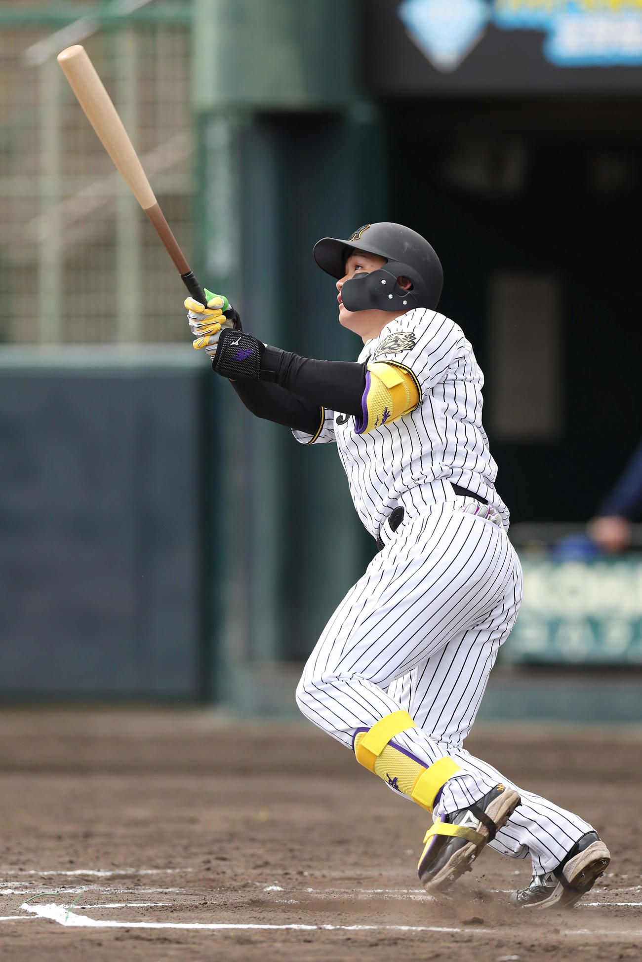 阪神対DeNA 6回裏阪神無死一塁、左中間へ2点本塁打を放つ森下（撮影・前田充）