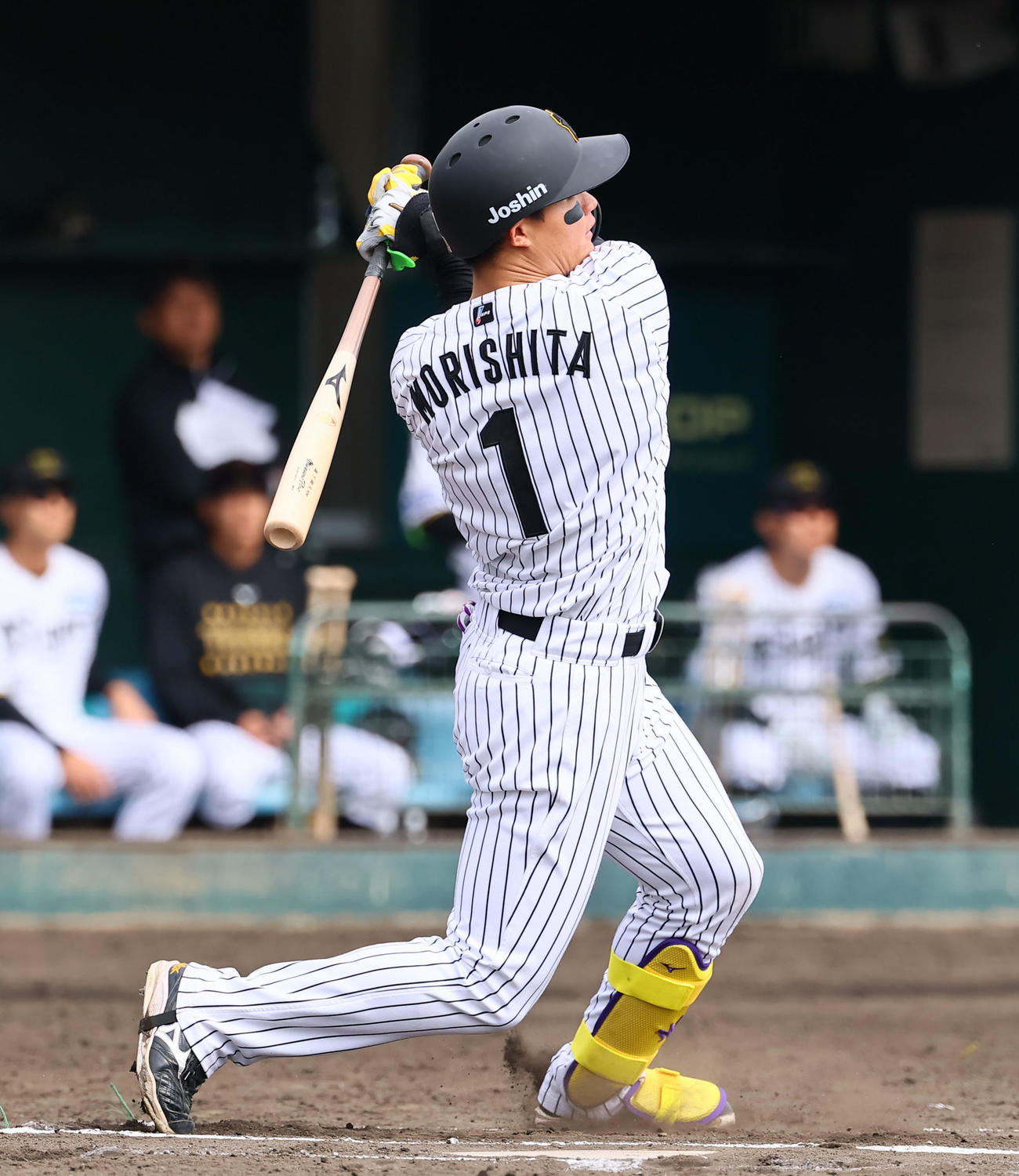 練習試合阪神対DeNA 6回裏阪神無死一塁、森下は左中間に2点本塁打を放つ（撮影・藤尾明華）