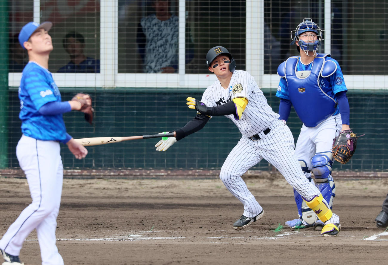 阪神対DeNA 6回裏阪神無死一塁、森下は左越え2点本塁打を放つ。投手庄司（撮影・加藤哉）