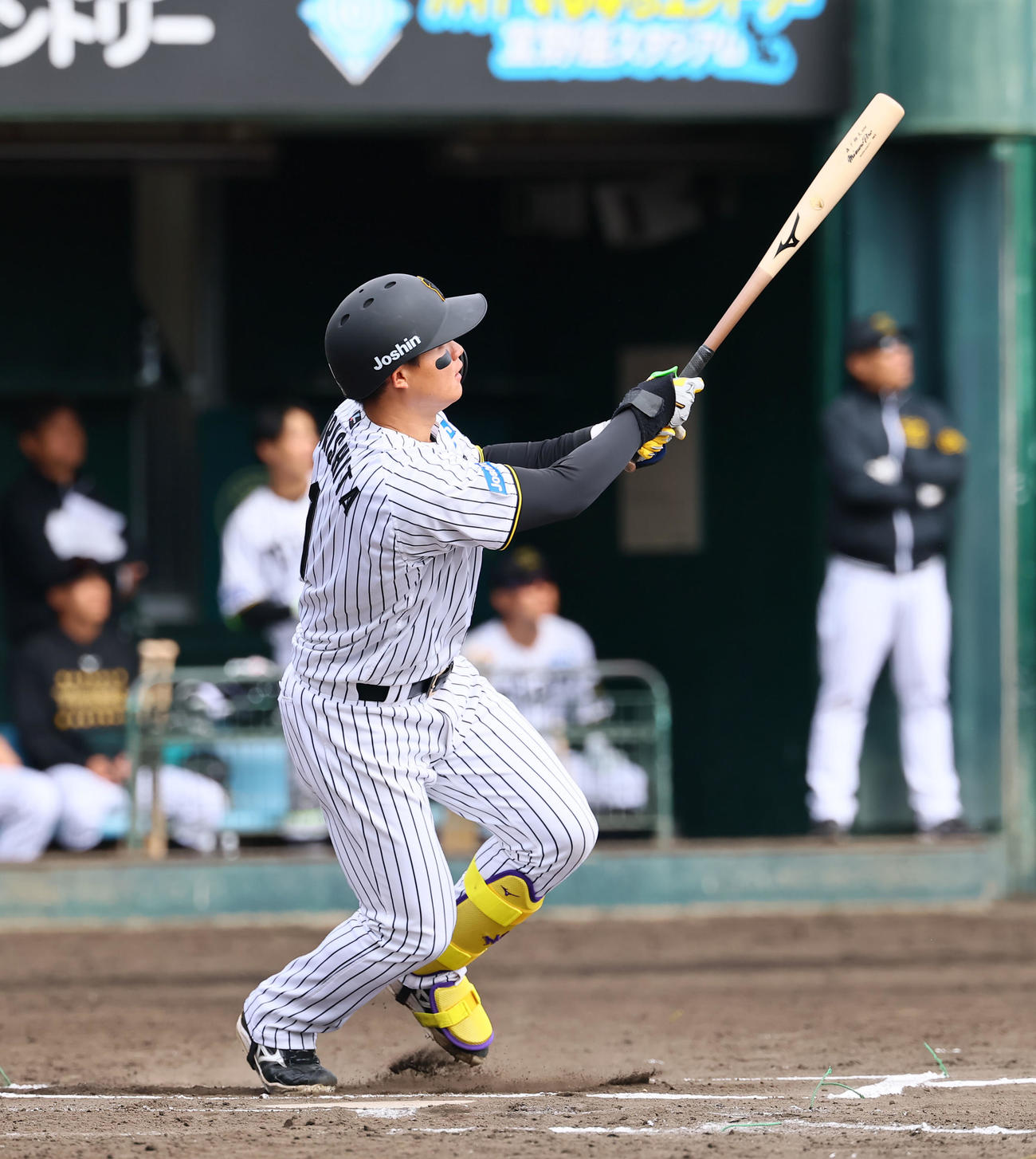 練習試合阪神対DeNA 6回裏阪神無死一塁、森下は左中間に2点本塁打を放つ（撮影・藤尾明華）