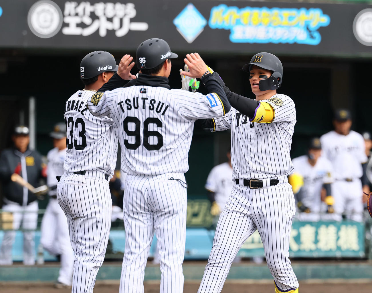 練習試合阪神対DeNA 6回裏阪神無死一塁、森下は左中間に2点本塁打を放ち生還する（撮影・藤尾明華）