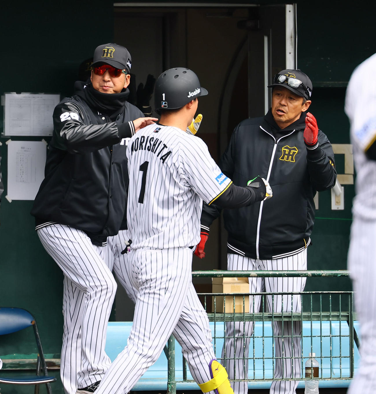 練習試合阪神対DeNA 6回裏阪神無死一塁、2点本塁打を放った森下を出迎える藤川監督（左）（撮影・藤尾明華）