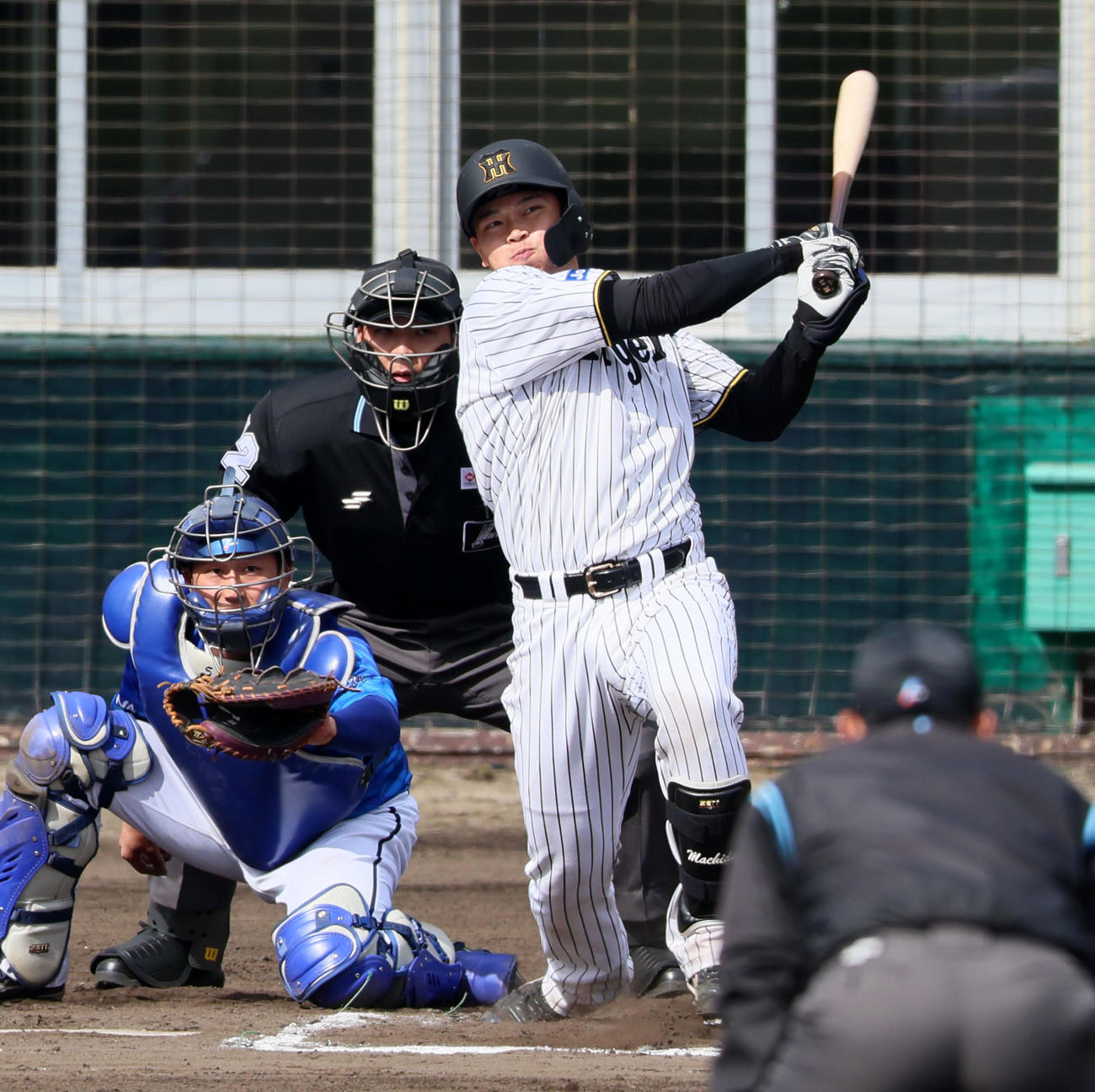阪神対DeNA 6回裏阪神2死二塁、町田は左越え適時二塁打を放つ（撮影・加藤哉）