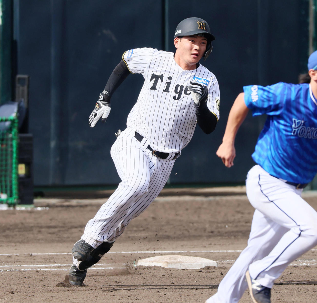 阪神対DeNA 6回裏阪神2死二塁、町田は左越え適時二塁打を放つ（撮影・加藤哉）