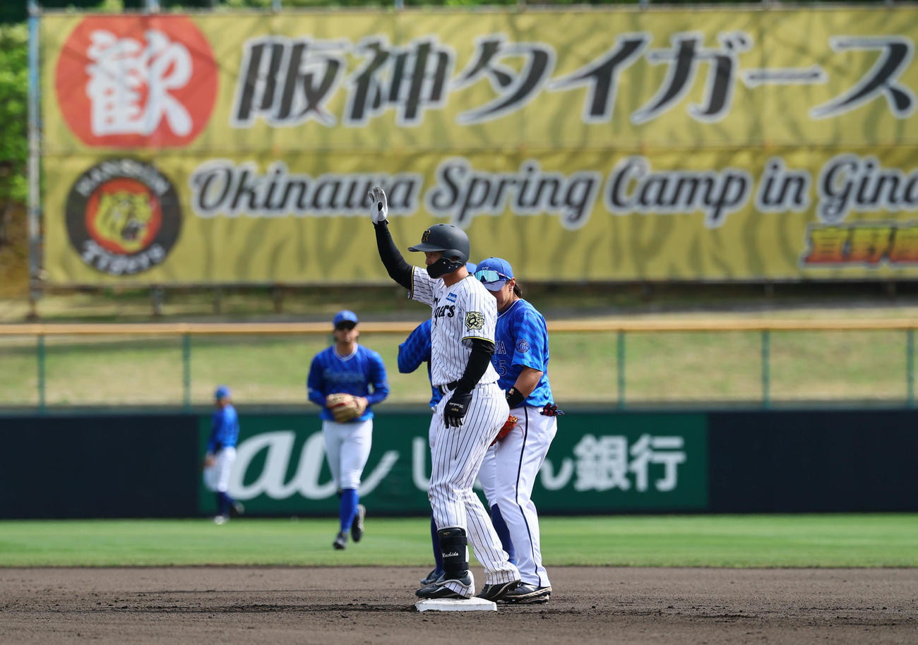 練習試合阪神対DeNA 6回裏阪神2死二塁、左越えに適時二塁打を放ちベンチに向かって手をあげる町田（撮影・藤尾明華）