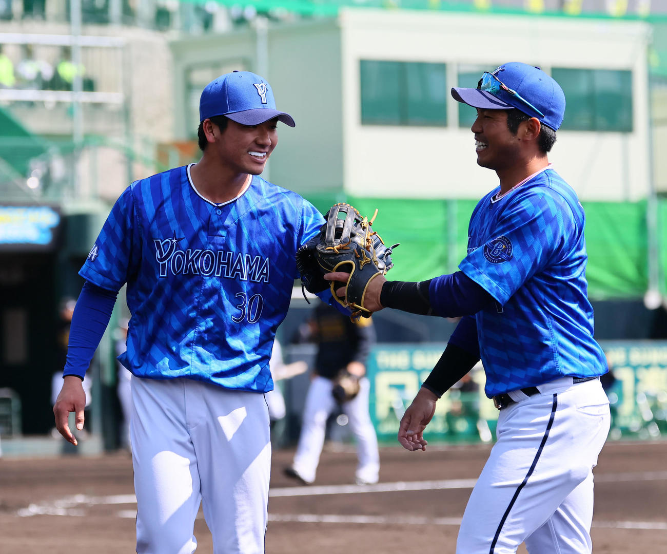 阪神対DeNA 2回を3人で抑え桑原（右）とタッチを交わすDeNA篠木（撮影・藤尾明華）