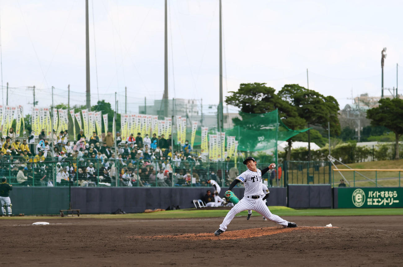 練習試合阪神対DeNA 8回、8番手で登板した阪神伊原（撮影・藤尾明華）