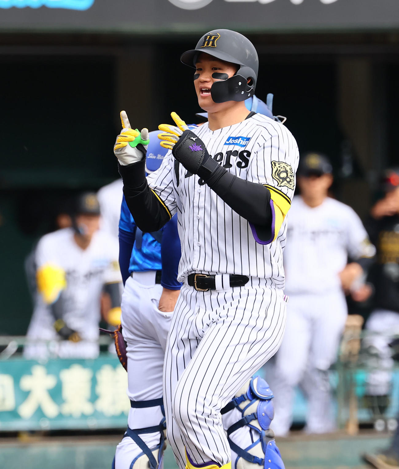 練習試合阪神対DeNA 6回裏阪神無死一塁、森下は左中間に2点本塁打を放ち生還する（撮影・藤尾明華）