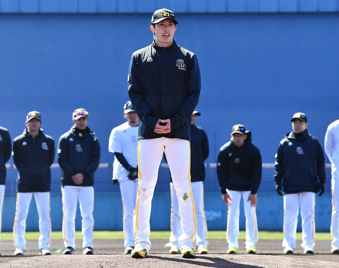 ソフトバンク宮崎キャンプ手締めの前にあいさつする選手会長の周東（撮影・岩下翔太）