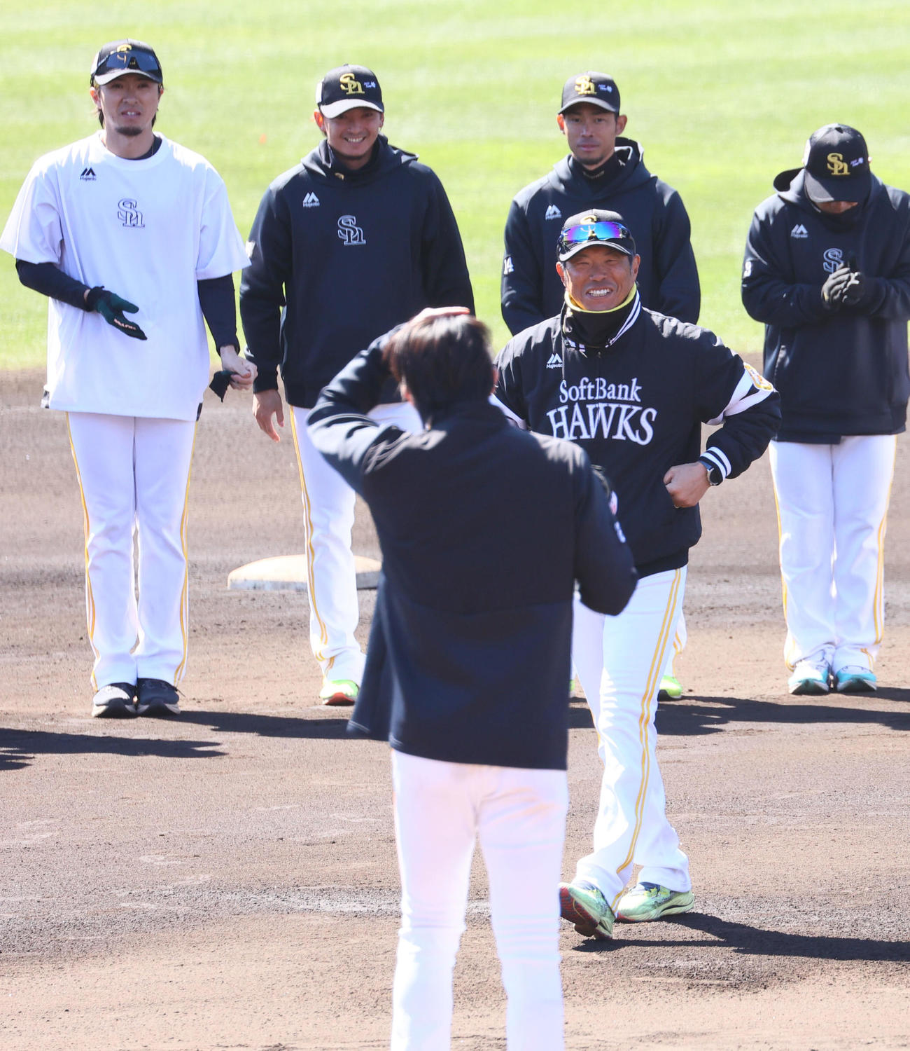 立派なあいさつをした選手会長の周東に笑顔を向ける小久保監督（撮影・梅根麻紀）