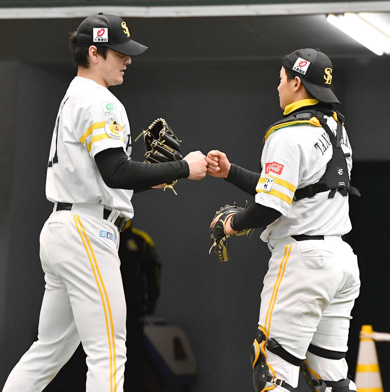 ブルペンで投球を終えたソフトバンク有原（左）は谷川原とグータッチを交わす（撮影・岩下翔太）