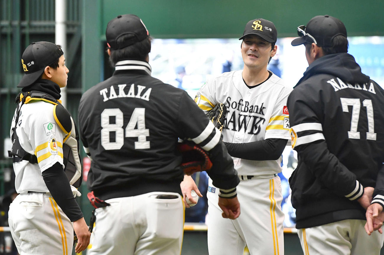 ブルペンで投球を終えたソフトバンク有原（右から2人目）は、左から谷川原、高谷コーチ、ひとりおいて中田コーチと話し合う（撮影・岩下翔太）