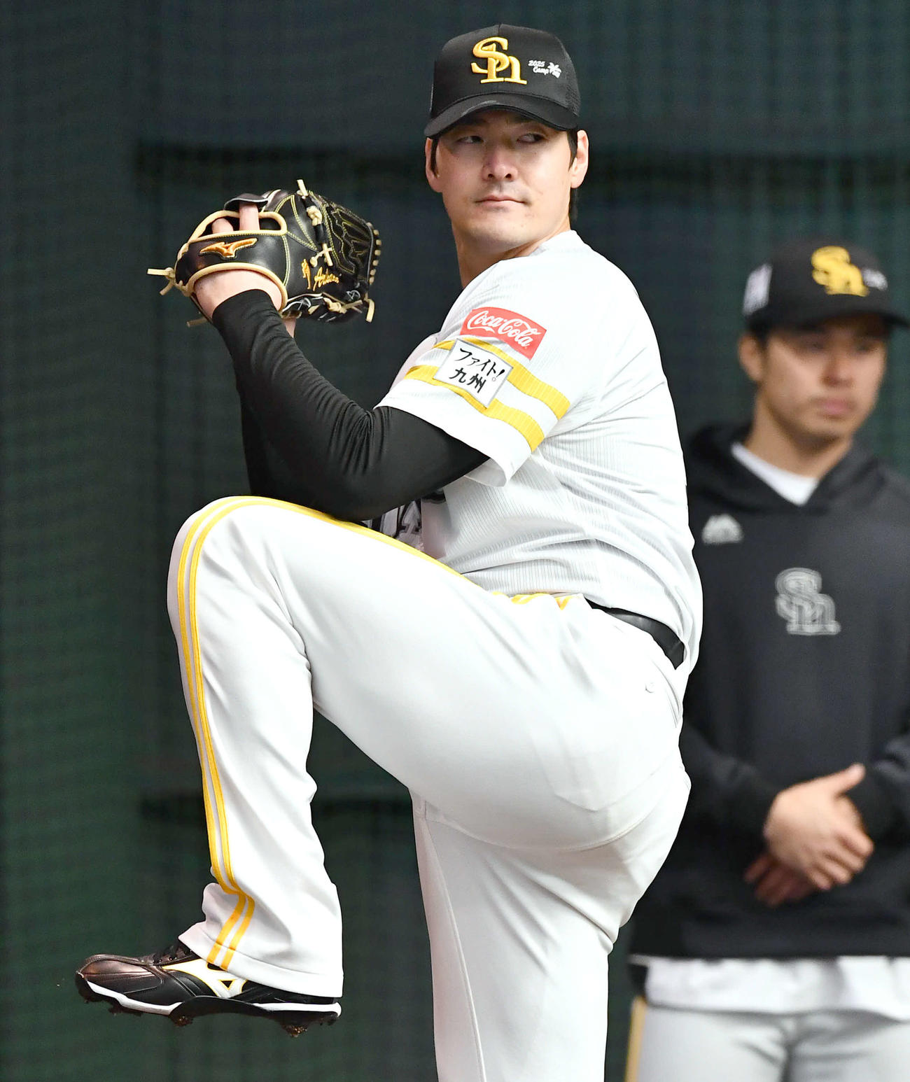 ブルペンで投球するソフトバンク有原（撮影・岩下翔太）