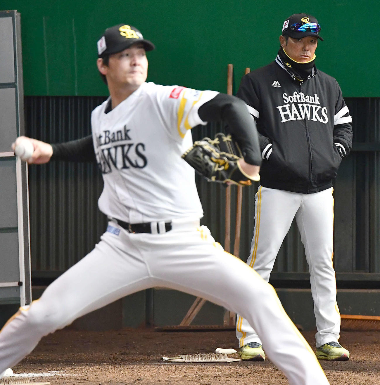 ブルペンで投げ込む有原（左）を見つめるソフトバンク小久保監督（撮影・岩下翔太）