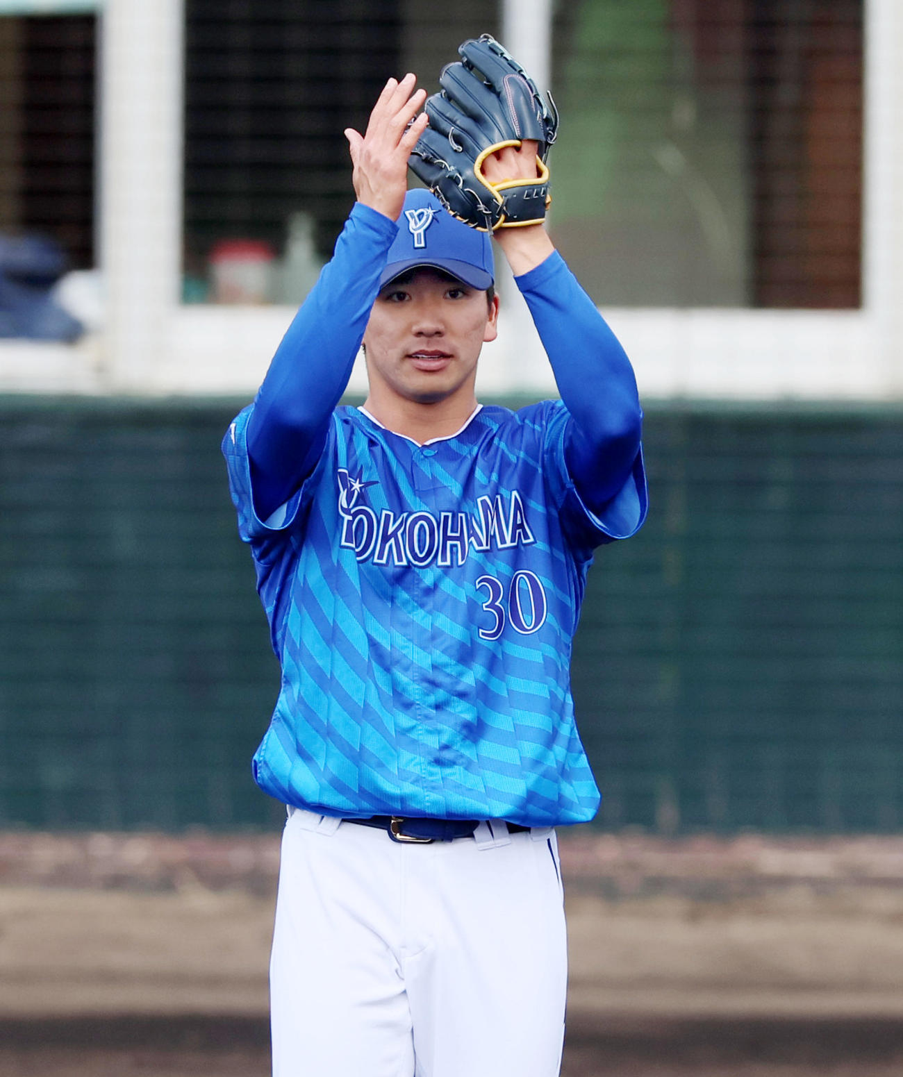 阪神対DeNA 2回裏阪神1死、篠木は大山の中飛を捕球した桑原にマウンドから拍手を送る（撮影・加藤哉）