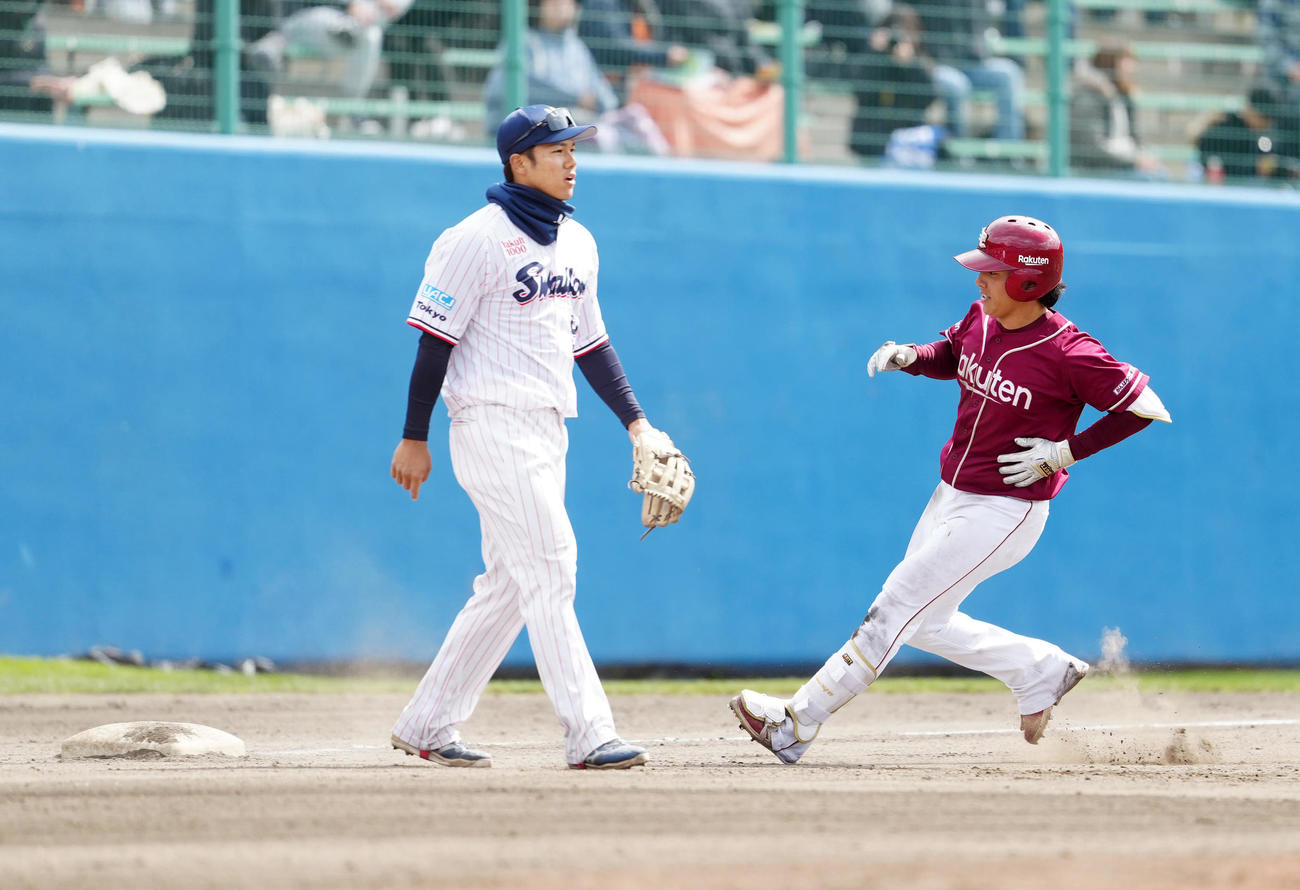 ヤクルト対楽天　5回表楽天2死一、三塁、2点適時三塁打を放った小森（右）。左は三塁手橋本（撮影・江口和貴）