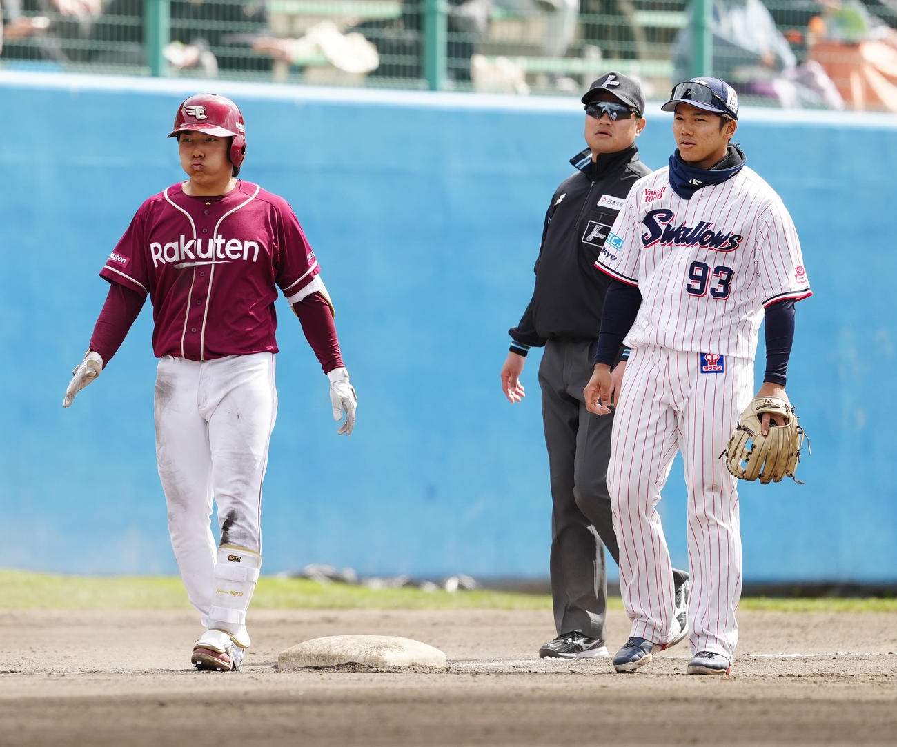 ヤクルト対楽天　5回表楽天2死一、三塁、2点適時三塁打を放った小森（左）。右は三塁手橋本（撮影・江口和貴）