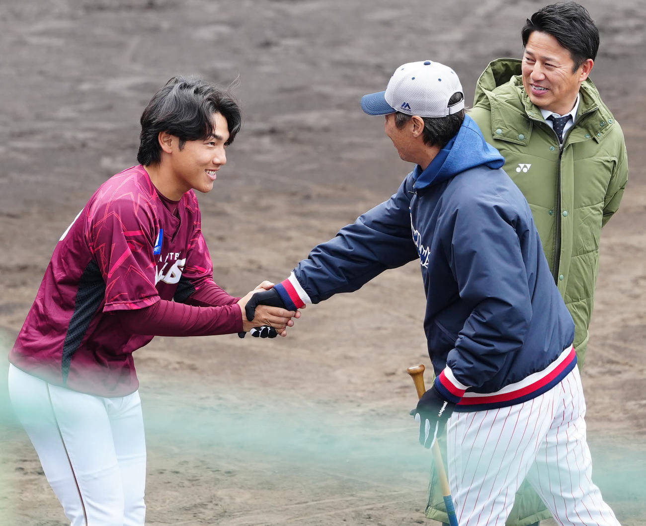 ヤクルト対楽天　試合前、ヤクルト高津監督（右）と握手を交わす楽天小森。後方は平石氏（撮影・江口和貴）