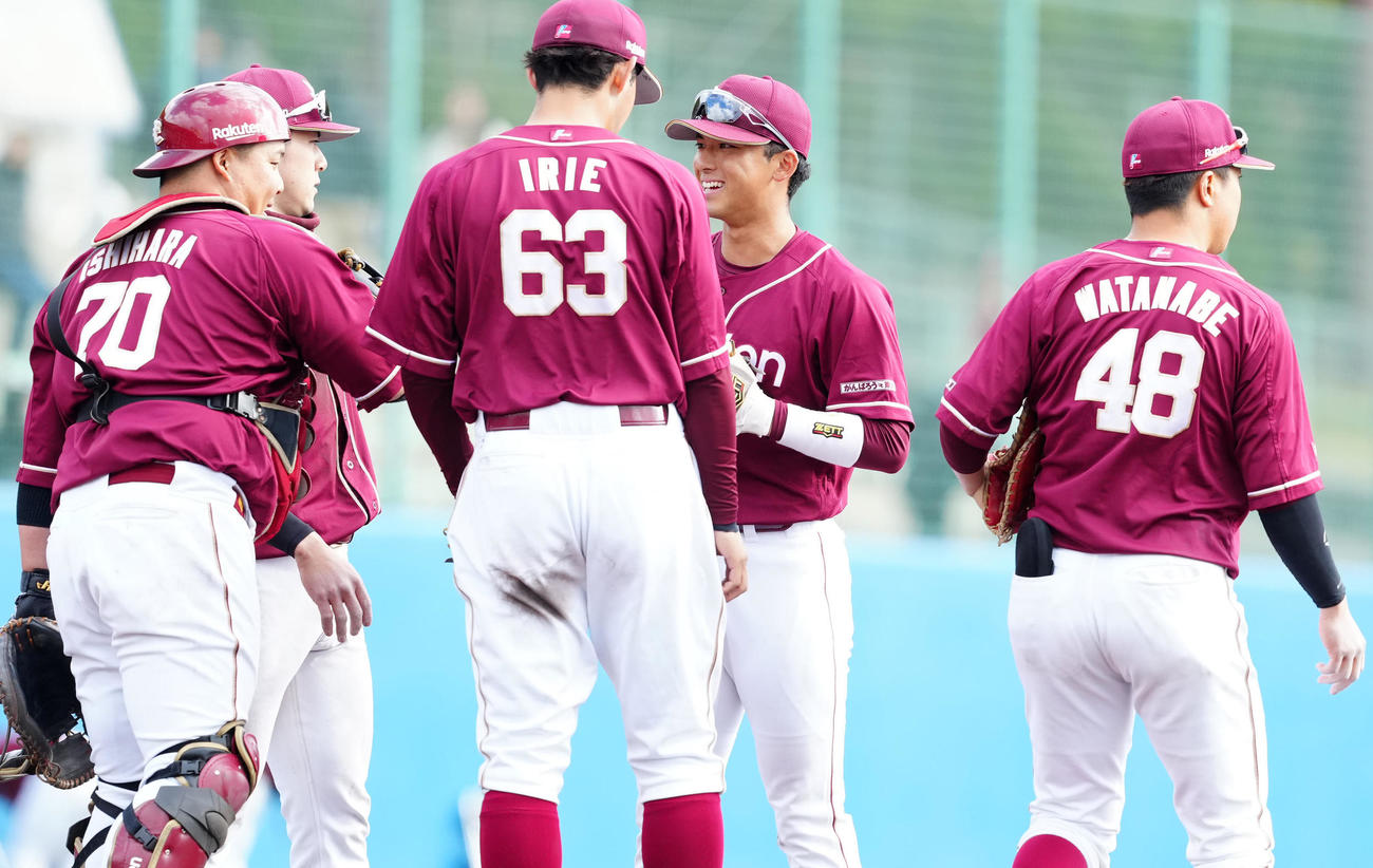 ヤクルト対楽天　勝利のタッチを交わす楽天宗山（左から4人目）（撮影・江口和貴）