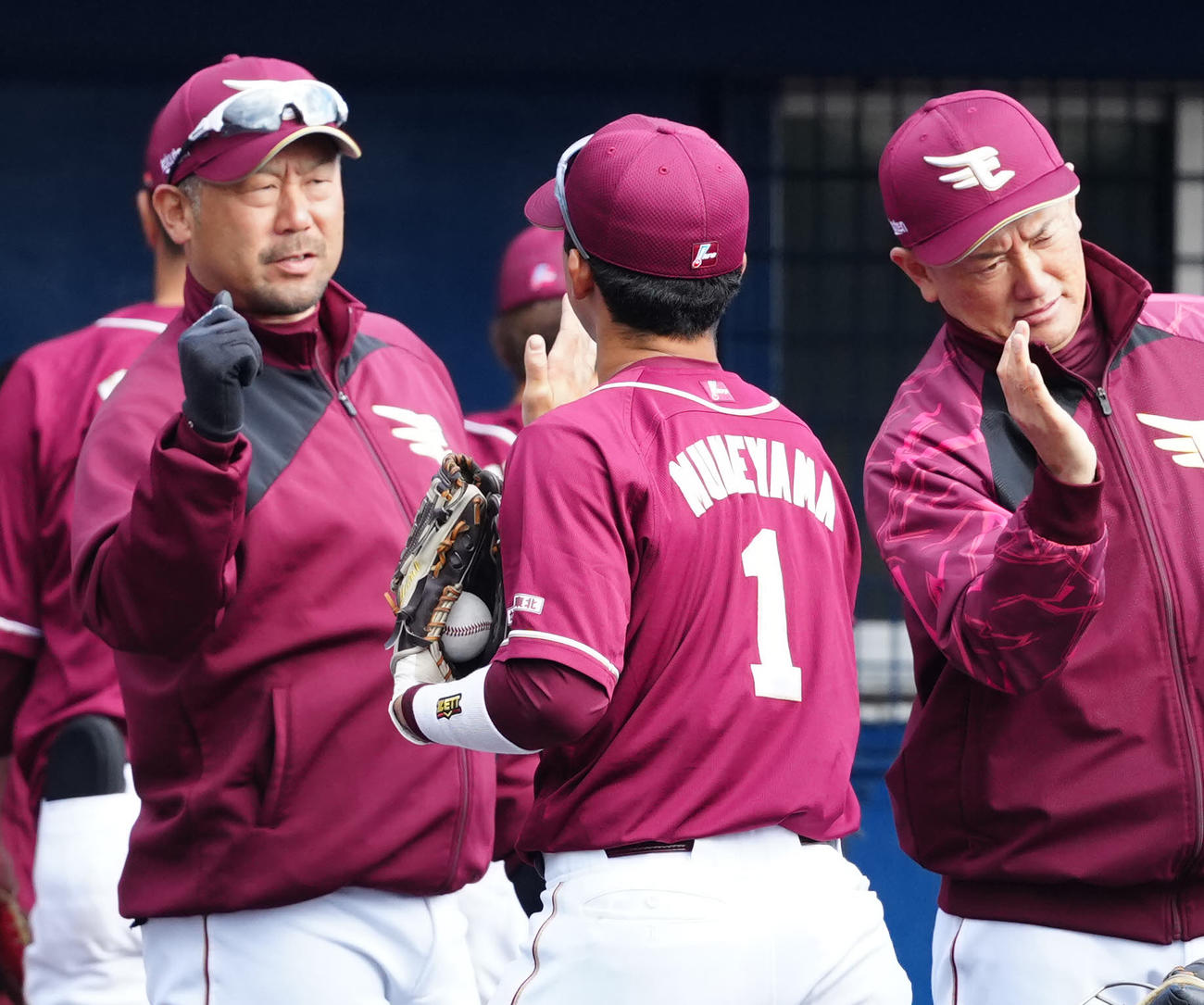 ヤクルト対楽天　勝利球をグラブの中に入れ、楽天三木監督（左）とタッチを交わす宗山（撮影・江口和貴）