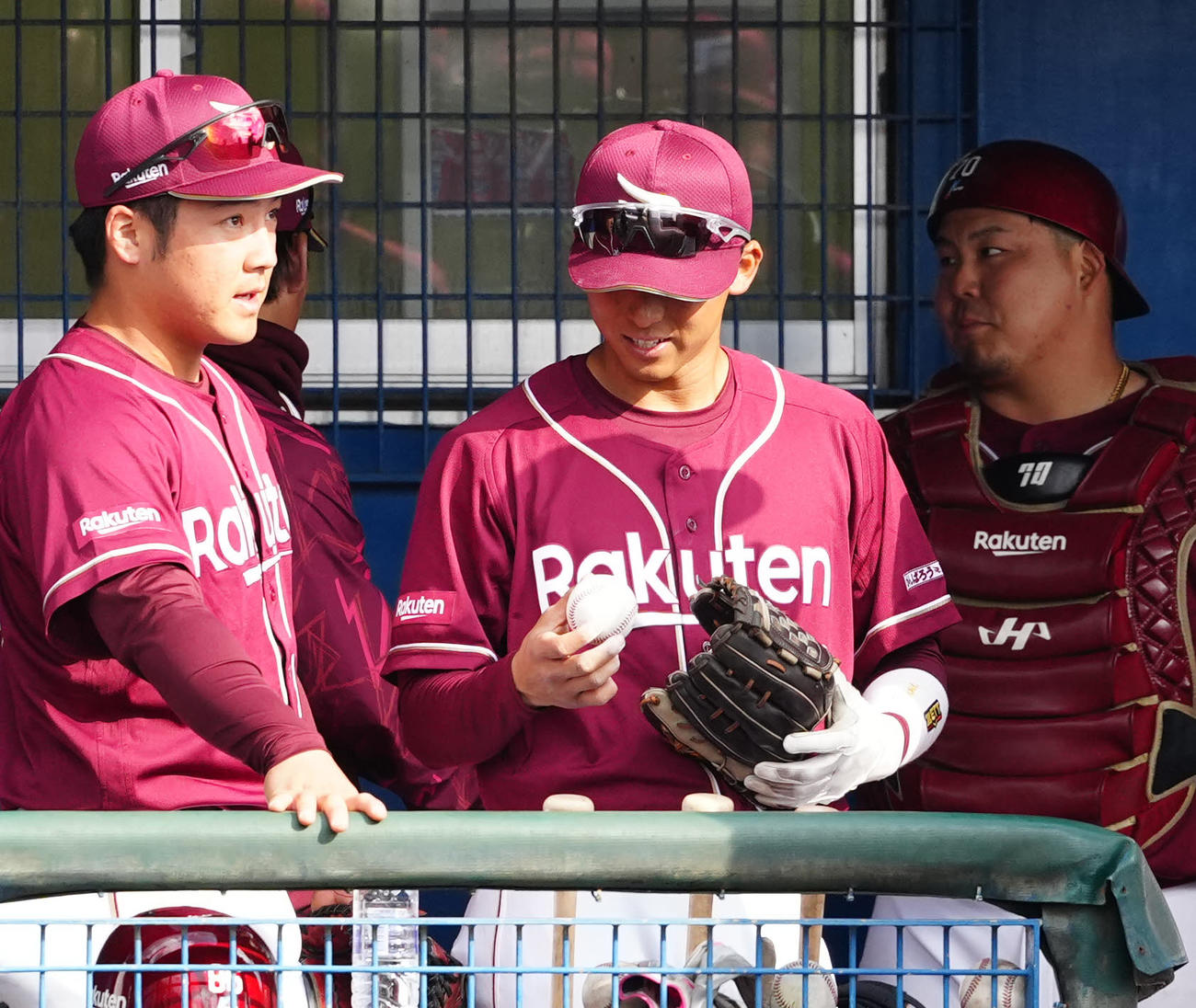 ヤクルト対楽天　ベンチで勝利球を見つめる楽天宗山（中央）（撮影・江口和貴）