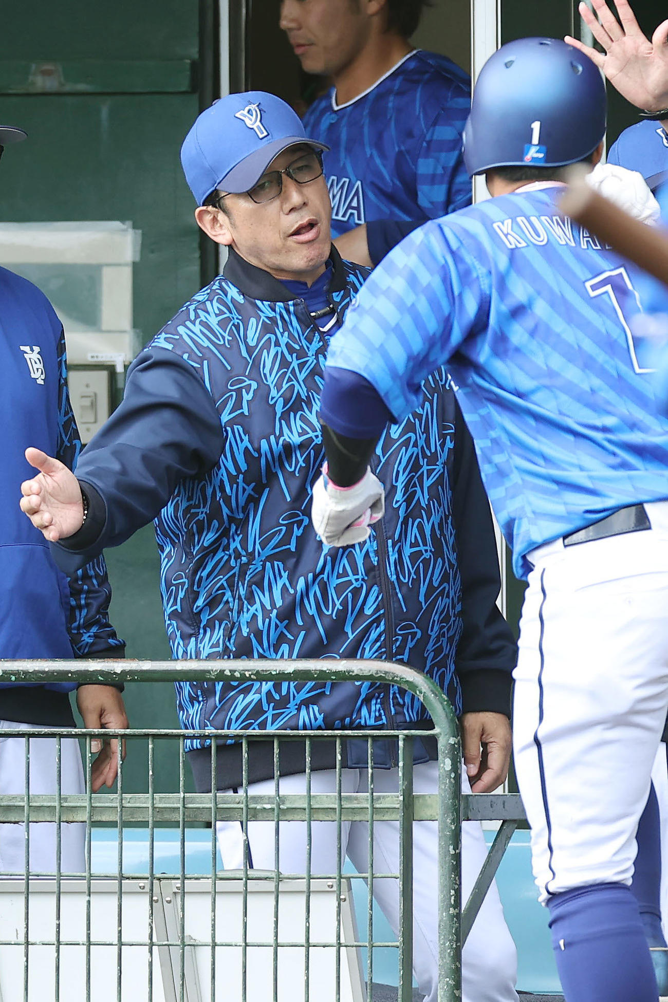 阪神対DeNA 4回表DeNA1死二塁、牧の適時打で生還した桑原（右）を迎える三浦監督（撮影・前田充）