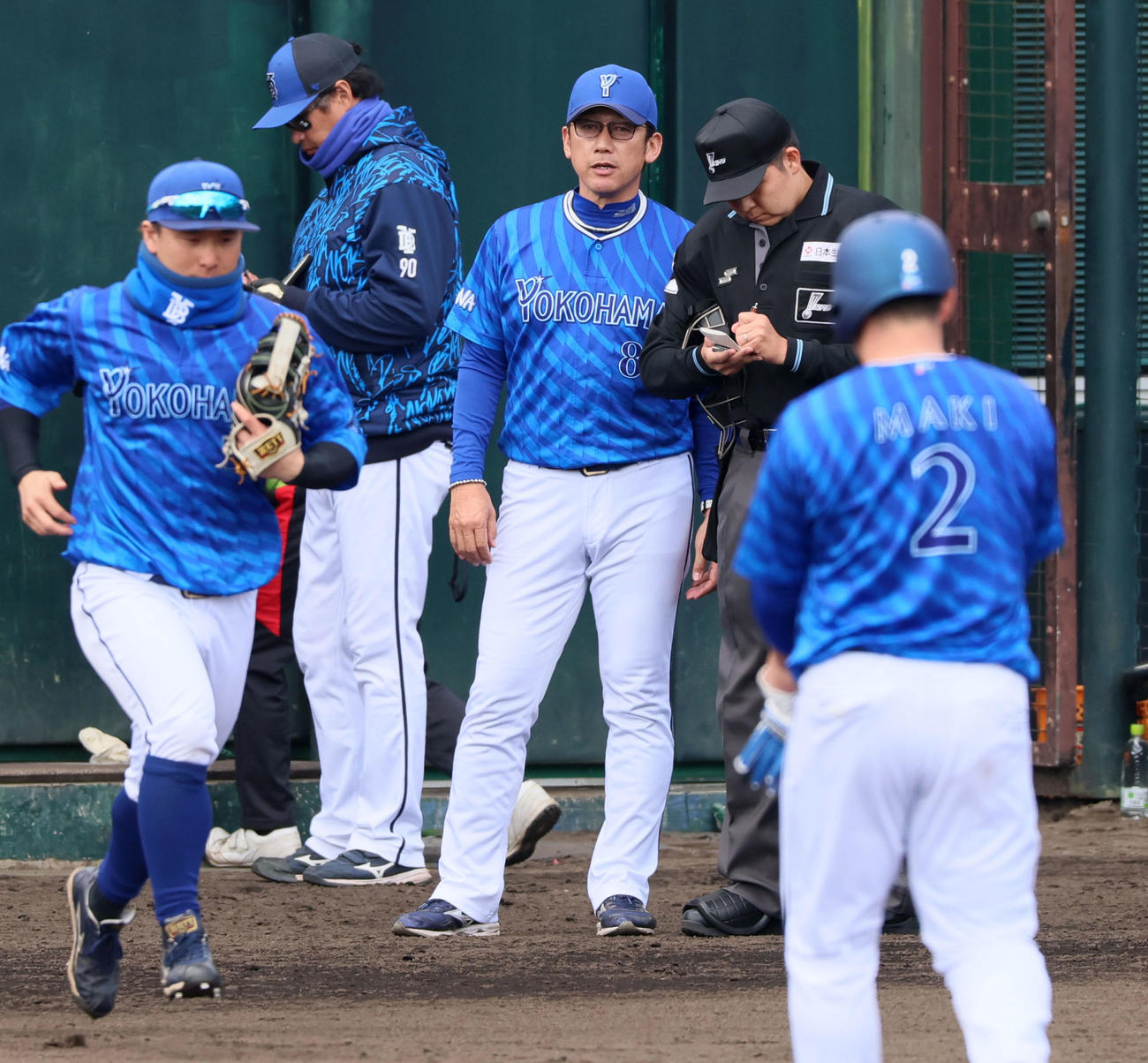 阪神対DeNA 4回表を終え選手交代を告げる三浦監督（撮影・加藤哉）
