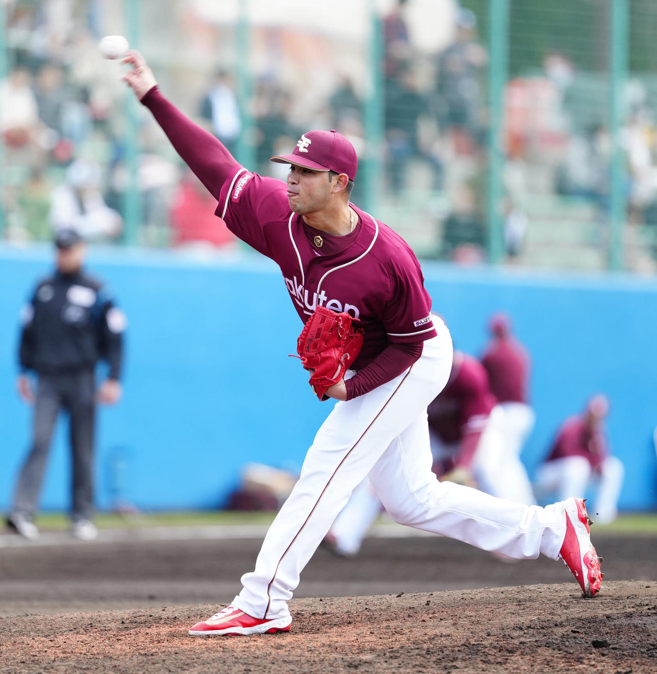 ヤクルト対楽天　楽天4番手のヤフーレ（撮影・江口和貴）