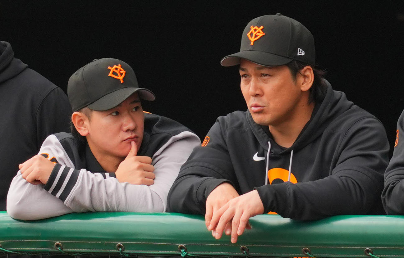 巨人対ロッテ　試合中のベンチで真剣な表情で言葉を交わす巨人甲斐（右）と井上（撮影・垰建太）
