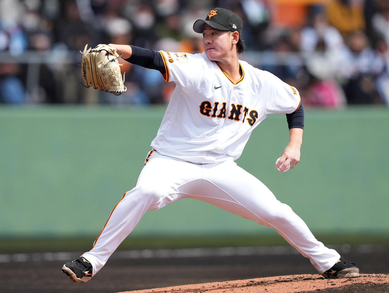 巨人対ロッテ　2回表から登板した巨人井上（撮影・横山健太）