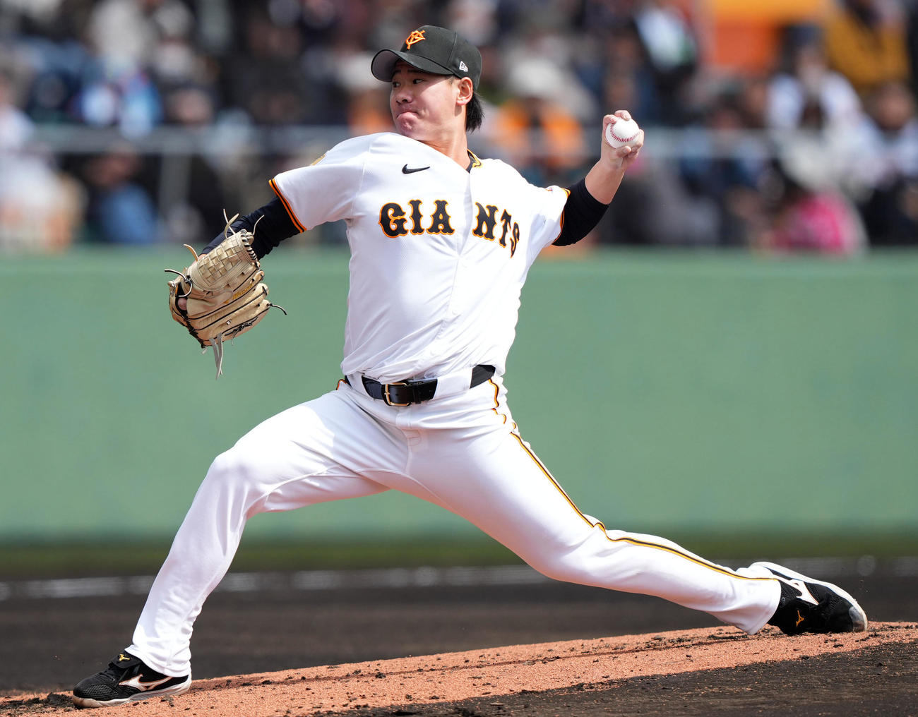 巨人対ロッテ　2回表から登板した巨人井上（撮影・横山健太）