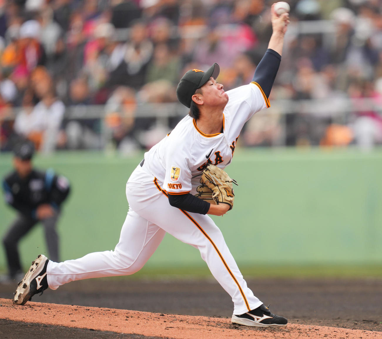 巨人対ロッテ　2回表、巨人2番手で登板し力投する井上（撮影・垰建太）