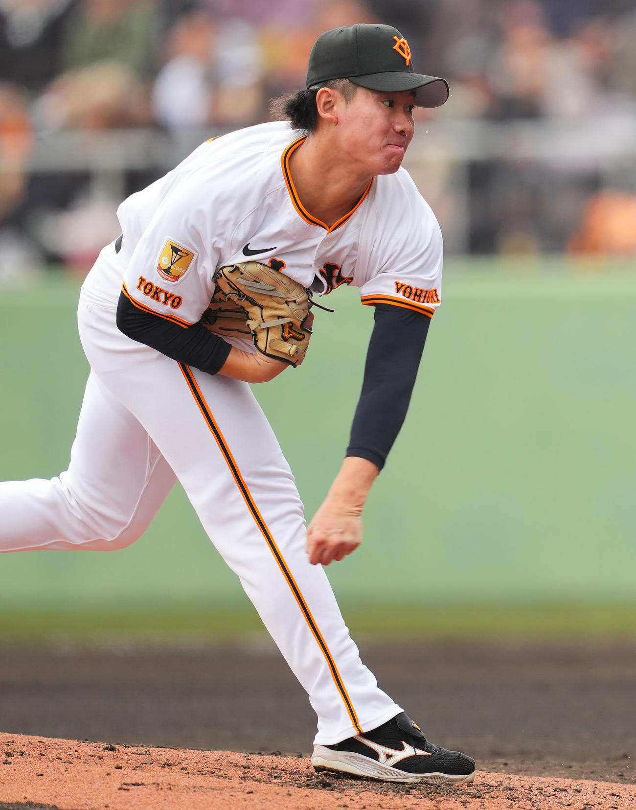 巨人対ロッテ　2回表、巨人2番手で登板し力投する井上（撮影・垰建太）