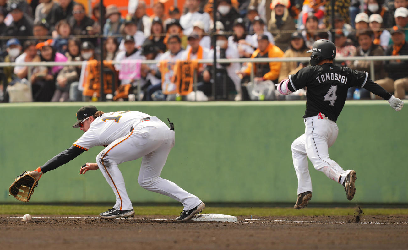 巨人対ロッテ　3回表ロッテ無死一、二塁、一塁手キャベッジ（左）は荒巻の悪送球を捕球できず失点を許す。打者友杉（撮影・垰建太）