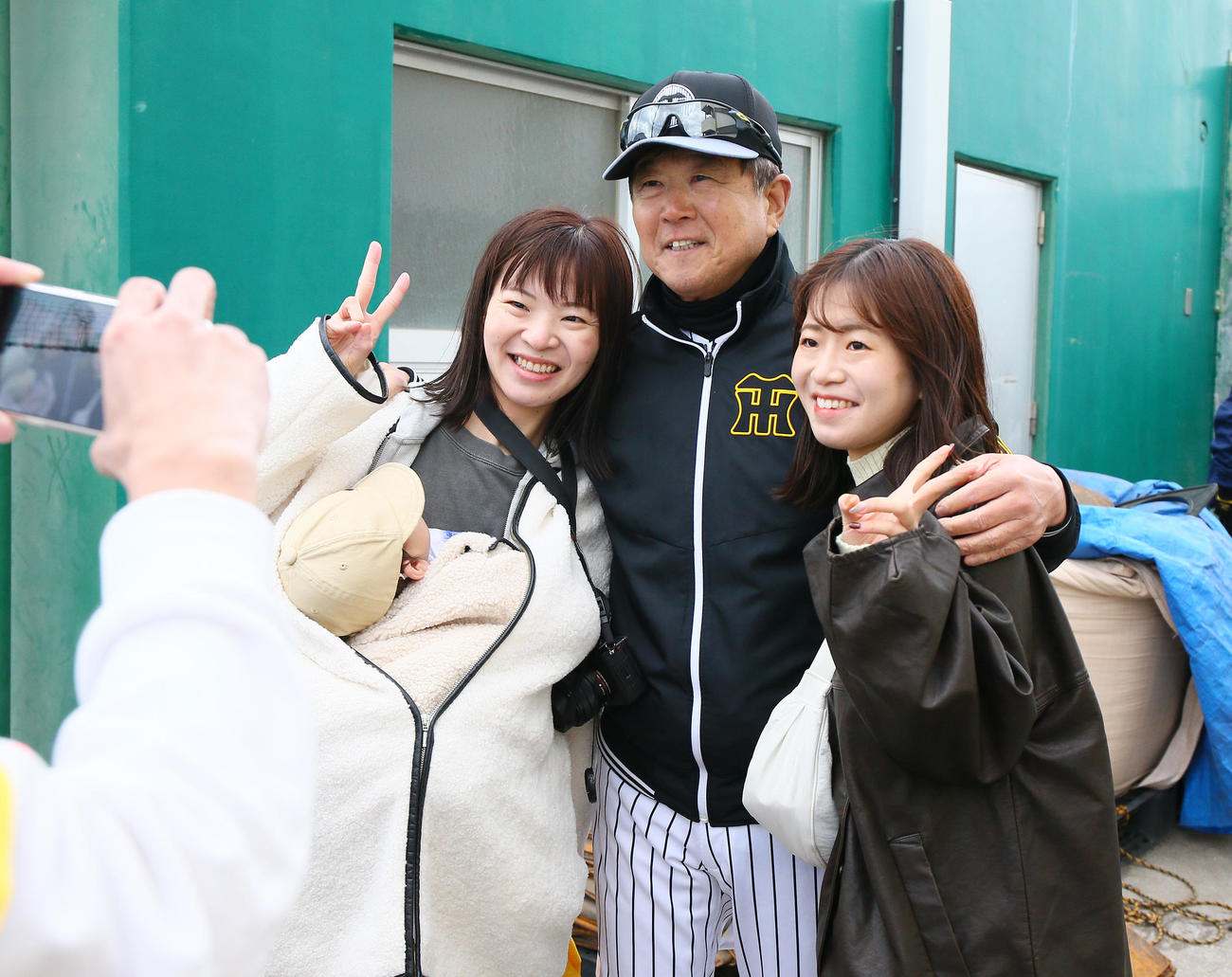 具志川野球場で阪神平田2軍監督（中央）はファンサービスする（撮影・上山淳一）