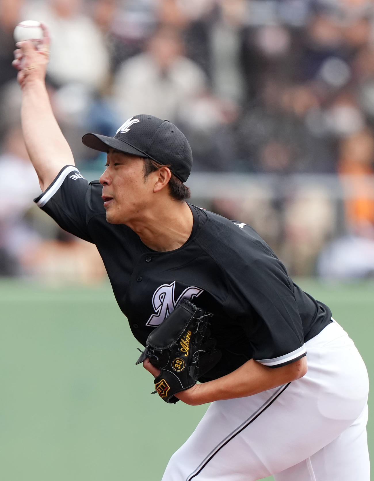 巨人対ロッテ　力投するロッテ先発の八木（撮影・横山健太）