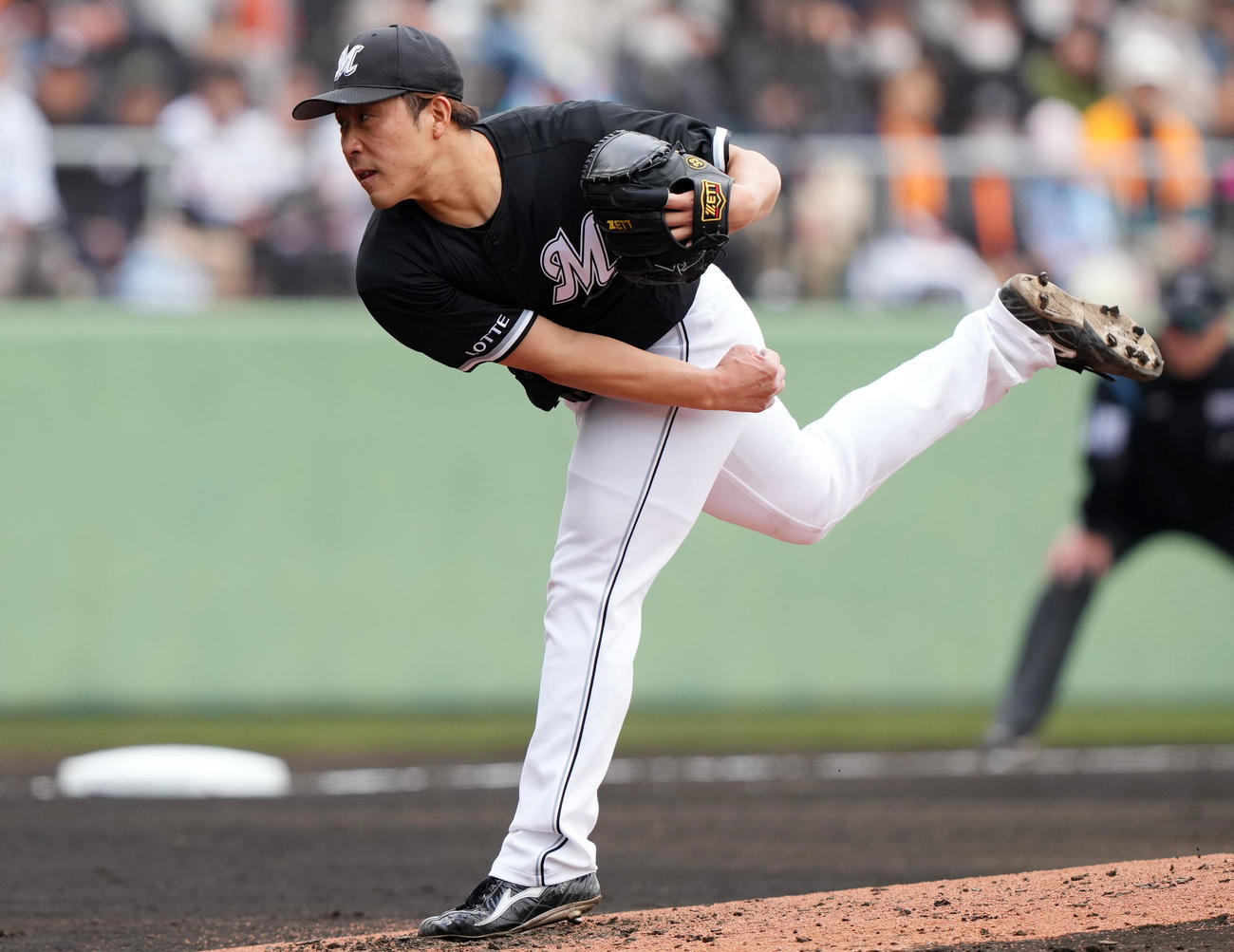 巨人対ロッテ　力投するロッテ先発の八木（撮影・横山健太）