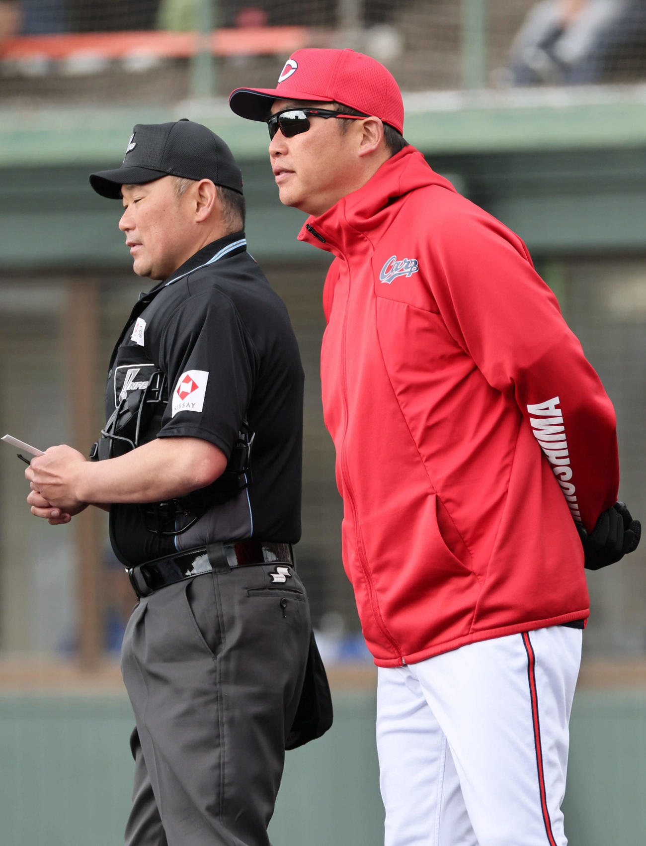 8回表終了時、交代を告げる新井監督（撮影・加藤孝規）