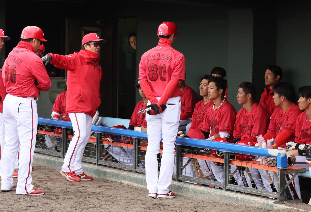 試合後、反省会を行う広島（撮影・加藤孝規）