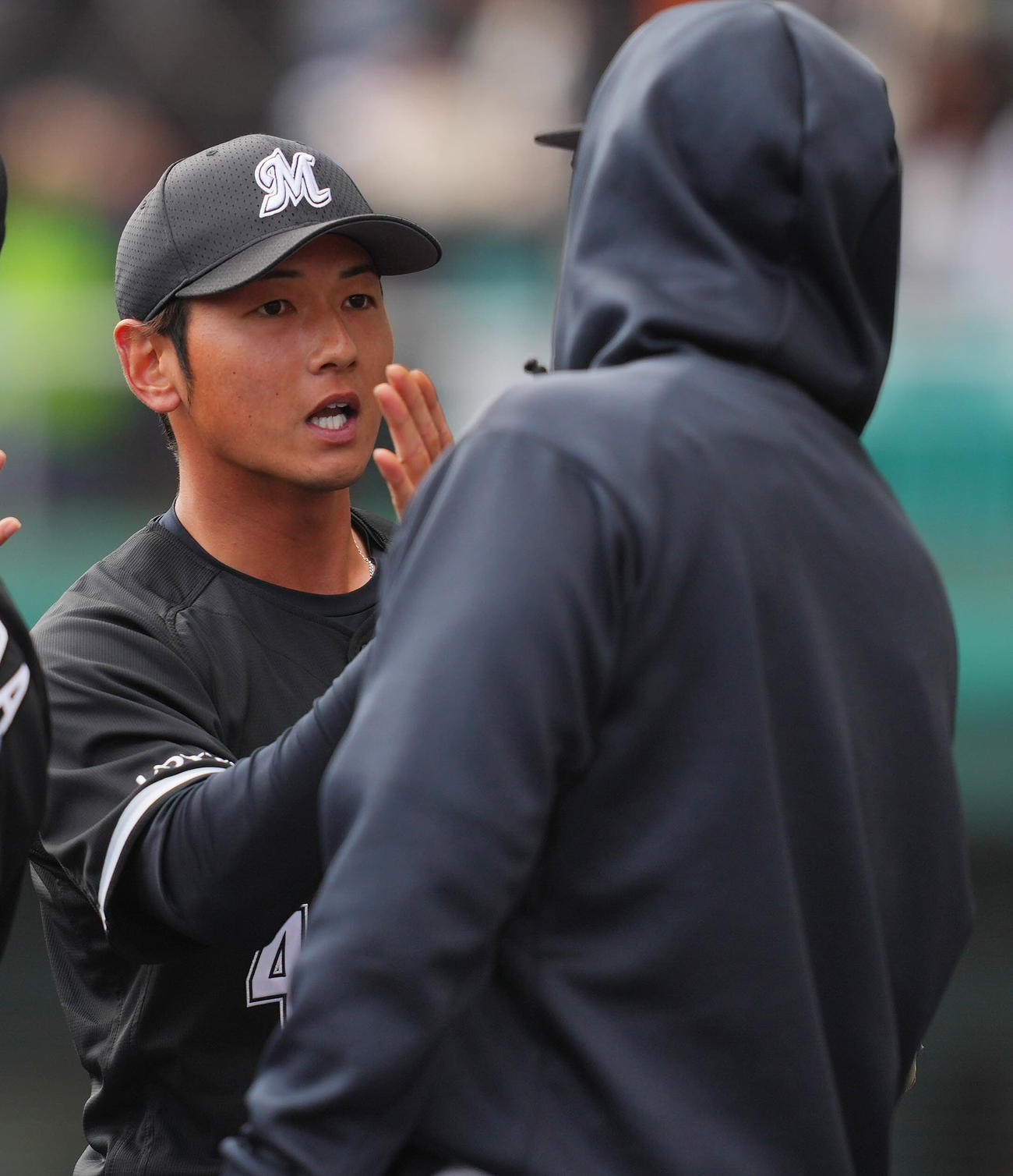 巨人対ロッテ　巨人に勝利し吉井監督（右）とタッチを交わすロッテ立松（撮影・垰建太）
