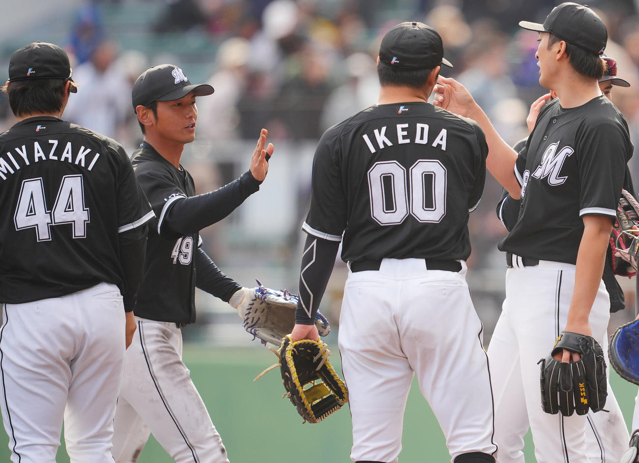 巨人対ロッテ　巨人に勝利しタッチを交わすロッテ立松（左から2人目）ら（撮影・垰建太）
